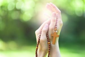 Как правильно молиться дома, в церкви, перед иконой, мощам, чтобы Бог нас услышал и помог: православные церковные правила