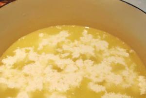 Keju cottage dalam slow cooker dari susu buatan sendiri