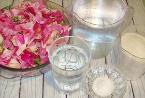 Cómo hacer licor de rosas de té Licor de rosas en casa